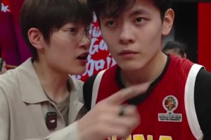 給妹妹指導幾句！中場休息期間，楊力維在場邊拉著楊舒予暖心囑咐
